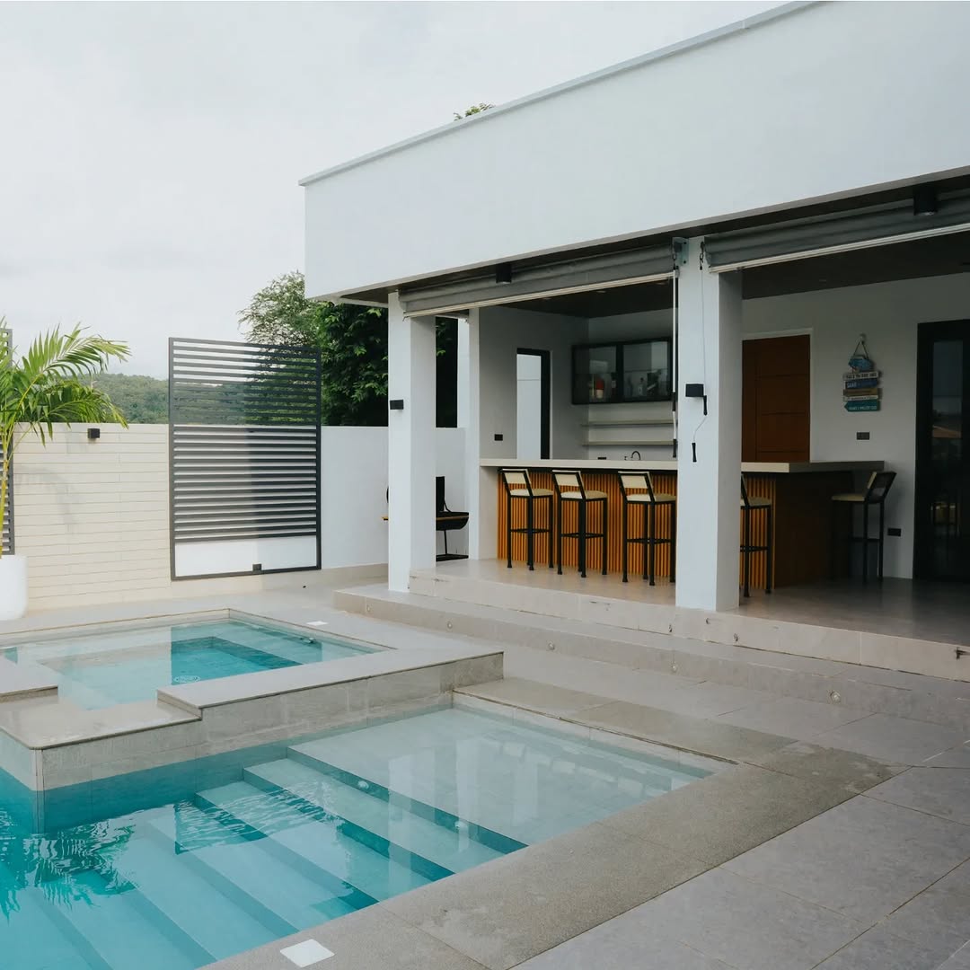 Pool with jacuzzi detail