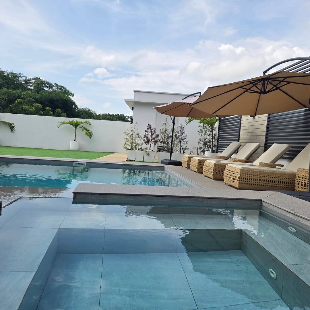 Private pool with jacuzzi